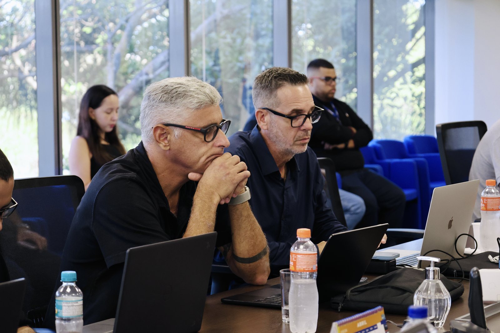Equipe Zirix em reunião analisando dados de monitoramento