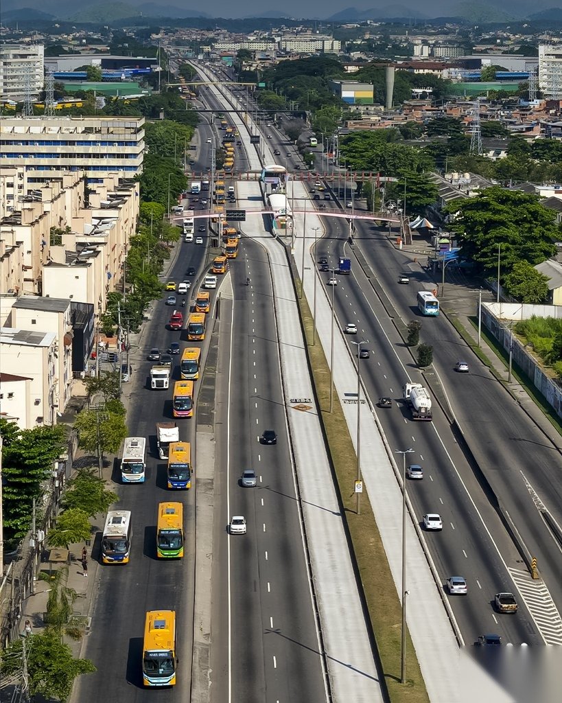 Avenida com frota de ônibus em operação no Rio de Janeiro — monitorada pela Zirix